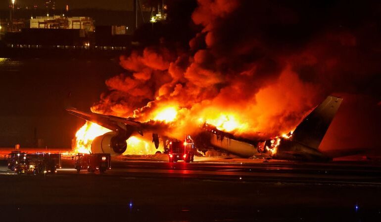 Samolot Japan Airlines stanął w płomieniach po zderzeniu z samolotem ratunkowym po trzęsieniu ziemi na lotnisku Tokio Haneda