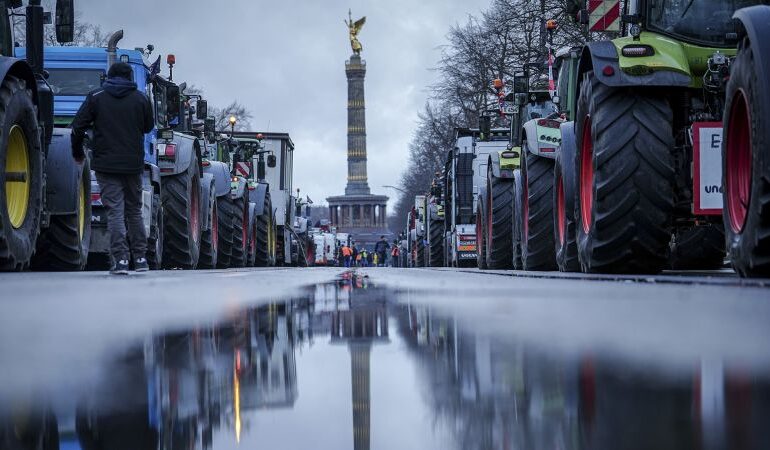 Protesty w Niemczech zatrzymują kraj, gdy skrajna prawica dostrzega otwarcie