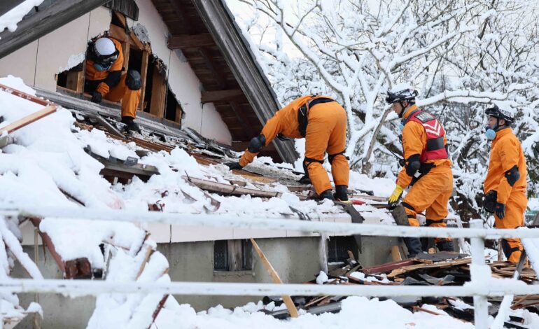 Liczba ofiar śmiertelnych trzęsienia ziemi w Japonii wzrosła do 161, ponieważ śnieg utrudnia akcję pomocy |  Wiadomości o trzęsieniach ziemi