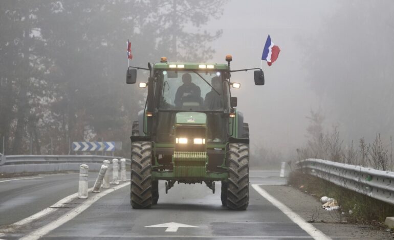 Francuscy rolnicy protestują przeciwko traktorom, chcąc „oblężyć” Paryż