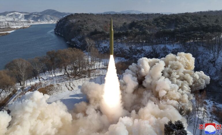 Korea Północna twierdzi, że przeprowadziła testy rakiety na paliwo stałe zakończonej bronią hipersoniczną