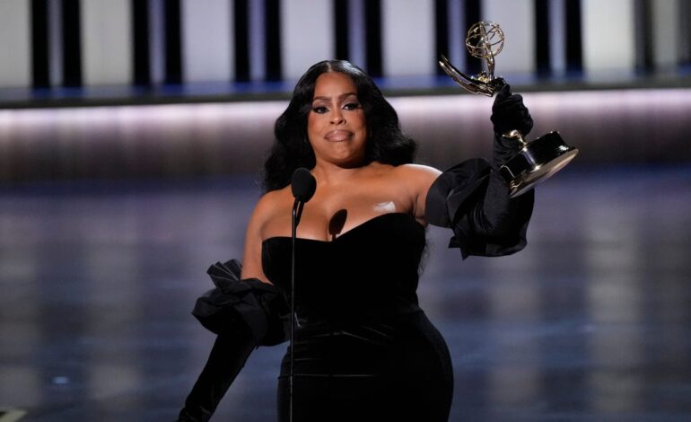 Niecy Nash i Ayo Edebiri w poruszających przemówieniach przyjmują historyczne nagrody Emmy