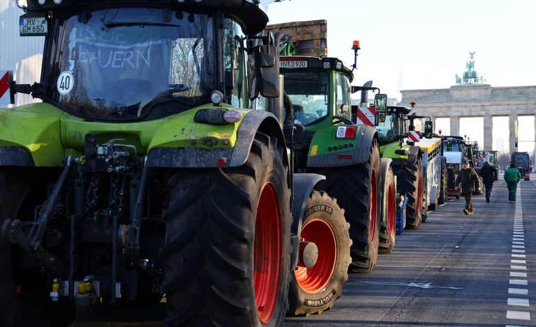 Niemcy zatrzymują się, gdy strajkujący maszyniści i blokady traktorów powodują „masowe” zakłócenia w pogłębiającej się „zimie niezadowolenia”