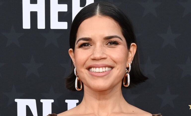 Critics Choice Awards 2024: America Ferrera w olśniewającej cekinowej sukience na występie gwiazd