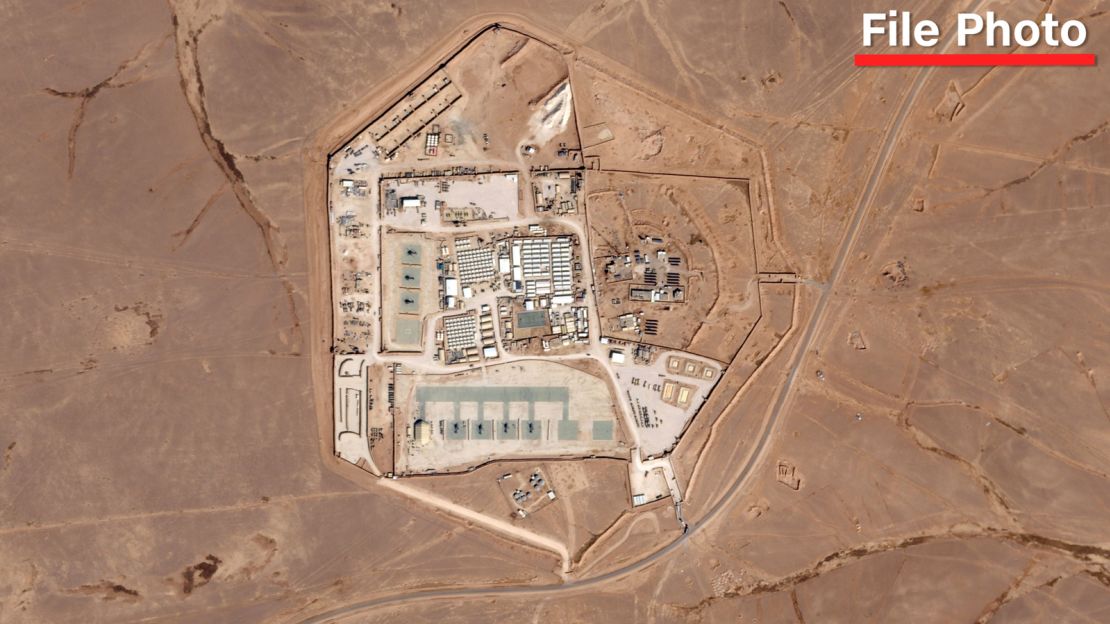 To zdjęcie satelitarne z Planet Labs PBC przedstawia bazę wojskową znaną jako Wieża 22 w północno-wschodniej Jordanii, 12 października 2023 r. Trzech żołnierzy amerykańskich zginęło, a 