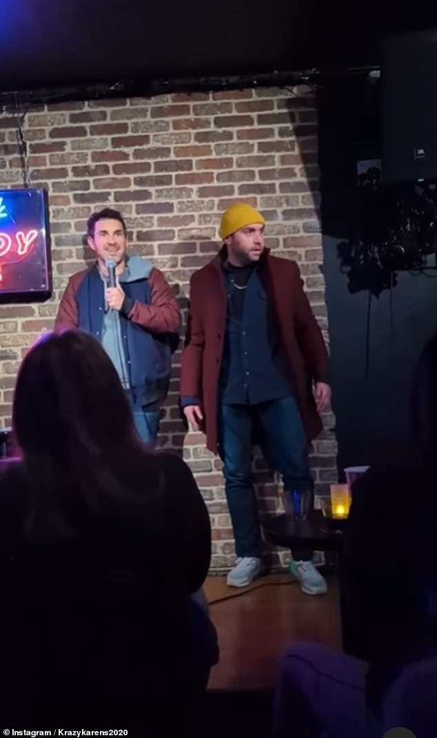 Komik Mark Normand (po lewej) został eskortowany ze sceny po tym, jak nieznany mężczyzna (po prawej) przerwał jego występ w New York Comedy Club w środę