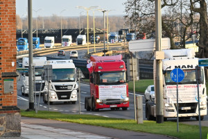Protest kierowców samochodów ciężarowych w Szczecinie, 22 grudnia 2023 r. Kolumna ciężarówek przejechała przez centrum miasta w ramach wsparcia swoich kolegów protestujących na granicy z Ukrainą