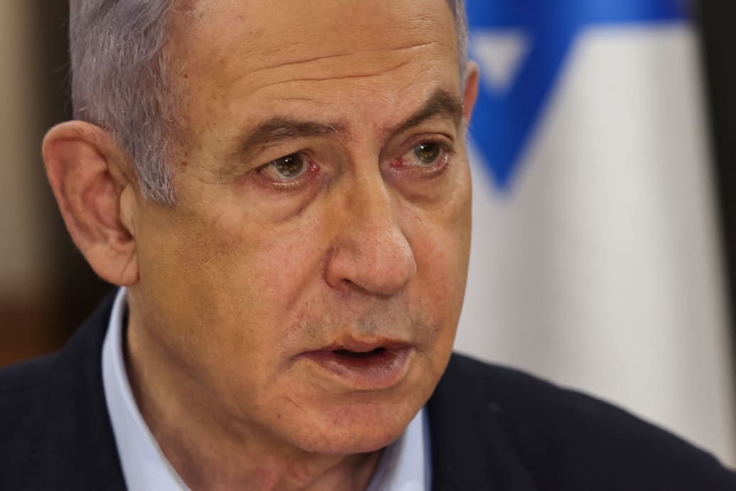 Premier Izraela Benjamin Netanjahu przewodniczy cotygodniowemu posiedzeniu gabinetu w Ministerstwie Obrony w Tel Awiwie, 7 stycznia 2024 r.