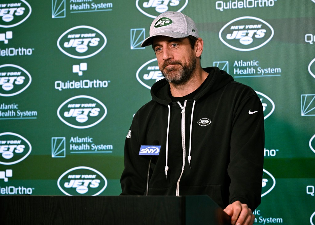 Rozgrywający Jets Aaron Rodgers rozmawia z mediami w Florham Park w stanie New Jersey.  po zakończeniu sezonu.