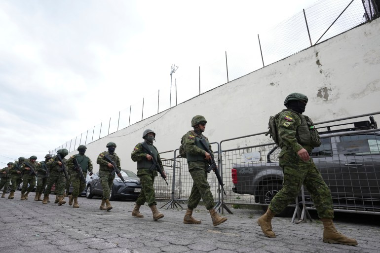 Policja i żołnierze przygotowują się do wejścia do więzienia El Inca, aby stłumić zamieszki w Quito w Ekwadorze
