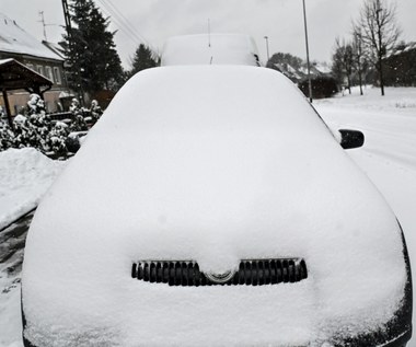 Silnik odpalił, ale auto nie chce ruszyć. To może być zamarznięty ręczny