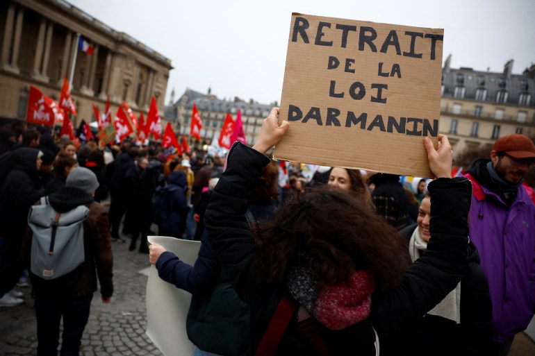 Ludzie biorą udział w demonstracji przeciwko prawu imigracyjnemu, tzw "Prawo Darmana",