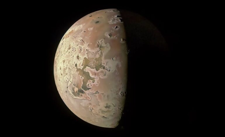 Należąca do NASA sonda Juno wykonała niesamowite zdjęcia księżyca Jowisza Io podczas najbliższego jak dotąd przelotu