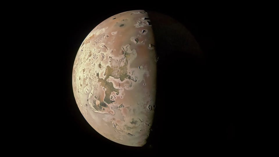 Bliski przelot Juno Jowisza Io