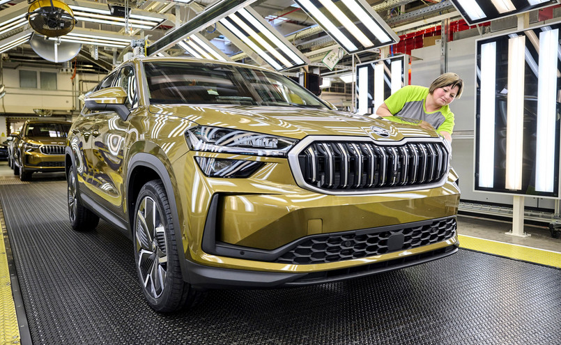 Nowa Skoda Kodiaq w metalizowanym lakierze złoty bronx