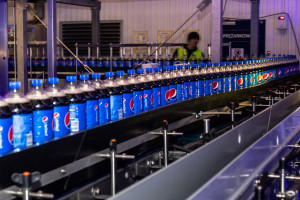 PepsiCo inwestuje w produkcję kultowych napojów. Nowoczesna linia produkcyjna w Żninie