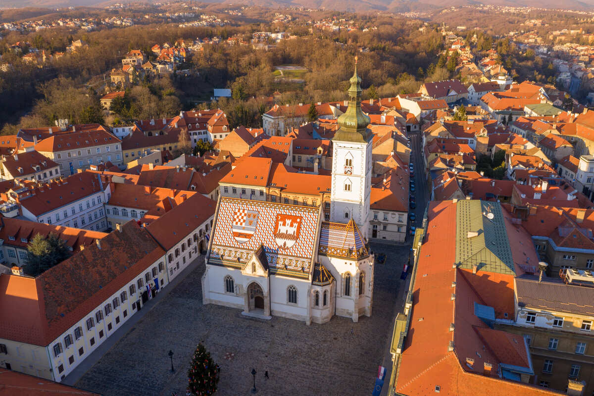 Widok z lotu ptaka na kościół św. Marka, charakterystyczny średniowieczny kościół w Zagrzebiu, Chorwacja