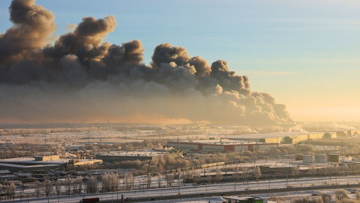 Nad płonącym magazynem w Rosji unosi się gęsty dym