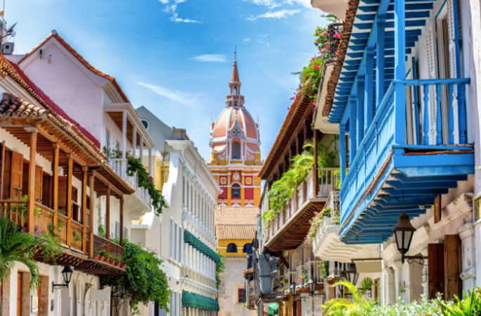 Cartagena de Indias w Kolumbii to miasto o dziedzictwie historycznym ze względu na wielkie bogactwo kulturowe i architektoniczne.  (Zdjęcie za pośrednictwem Charly Boillot/iStock/Getty Images Plus).