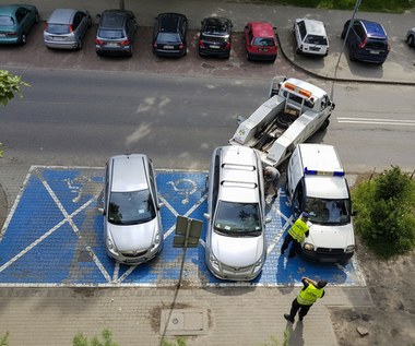 Opłaty za odholowanie auta. Od wczoraj stawki ostro w górę