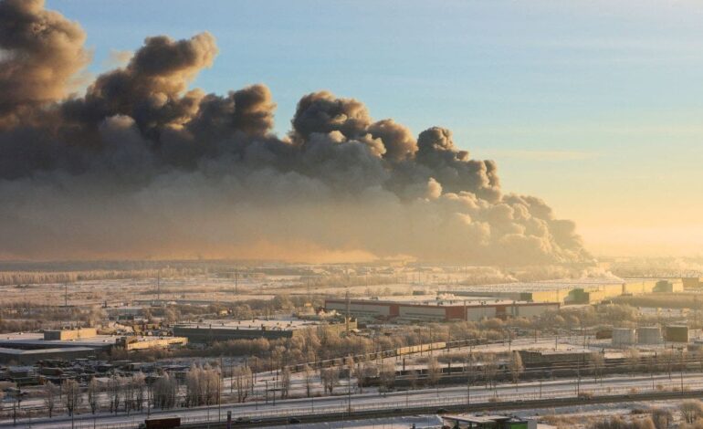 Potężny pożar trawi rosyjski magazyn w Petersburgu