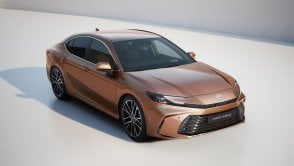 Nowa Toyota Camry jak rasowe coupe. Nasza ocena jakości wnętrza