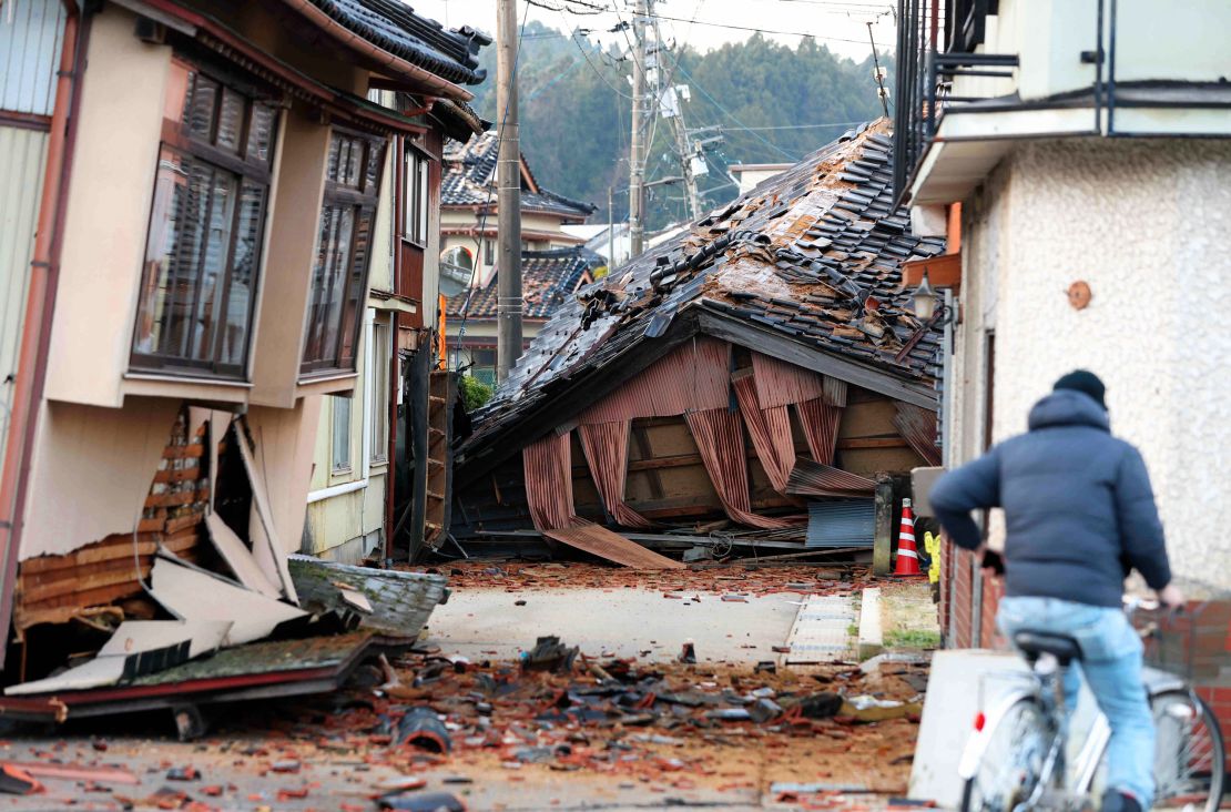 ANAMIZU, JAPONIA – 02 stycznia: Uszkodzone budynki widać po wielu silnych trzęsieniach ziemi, które nawiedziły ten obszar poprzedniego dnia 2 stycznia 2024 r. w Anamizu, Ishikawa, Japonia.  Dla wybrzeża Japonii wydano ostrzeżenie przed tsunami po serii trzęsień ziemi, z których największe miało siłę 7,6 w skali Richtera, nawiedziło obszary wokół Toyamy i Niigata w środkowej Japonii.  Potwierdzono śmierć co najmniej 7 osób w prefekturze Ishikawa, gdzie znajduje się epicentrum trzęsień ziemi.  (Zdjęcie: The Asahi Shimbun za pośrednictwem Getty Images)