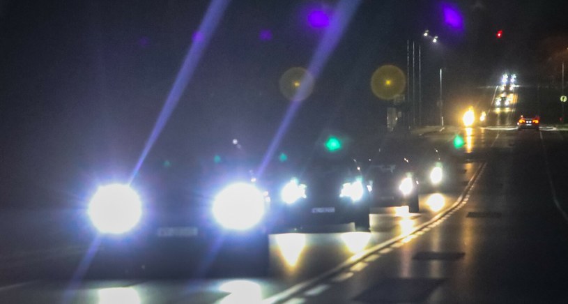 Wiele samochodów jeżdżących po polskich drogach ma niewłaściwie ustawione światła mijania. /Adam Burakowski/REPORTER /East News