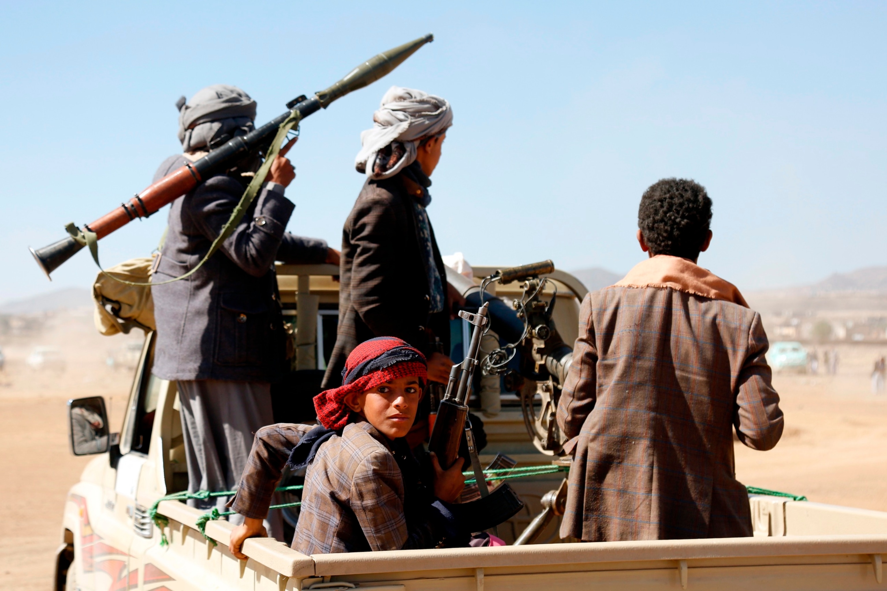 ZDJĘCIE: Bojownicy i członkowie plemienia Houthi organizują wiec przeciwko atakom Stanów Zjednoczonych i Wielkiej Brytanii na obiekty wojskowe dowodzone przez Houthi w pobliżu Sany w Jemenie, 14 stycznia 2024 r.