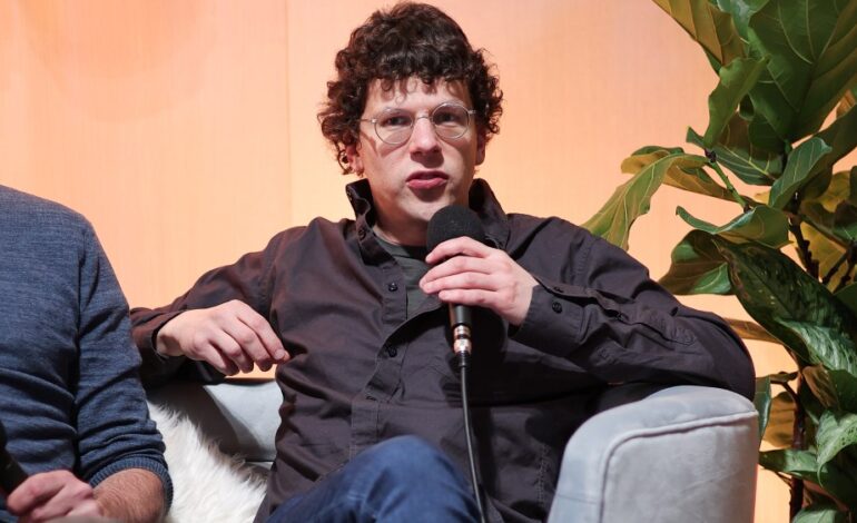 Jesse Eisenberg i „A Real Pain” Kierana Culkina zbierają owacje na stojąco