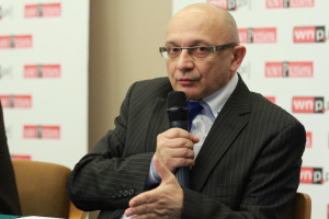 Mirosław Taras wskazuje, że kwestie natury politycznej powodują, iż w UE rezygnuje się z surowców z Rosji