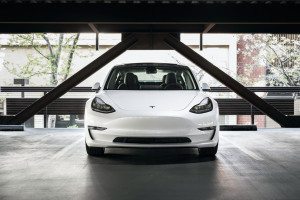Po wprowadzeniu nowych przepisów dotyczących testów zasięgu samochodów Tesla koryguje swoje dane