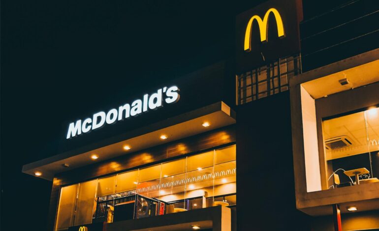 Godziny otwarcia McDonald’s w sylwestra i Nowy Rok. Czy restauracje będą czynne?