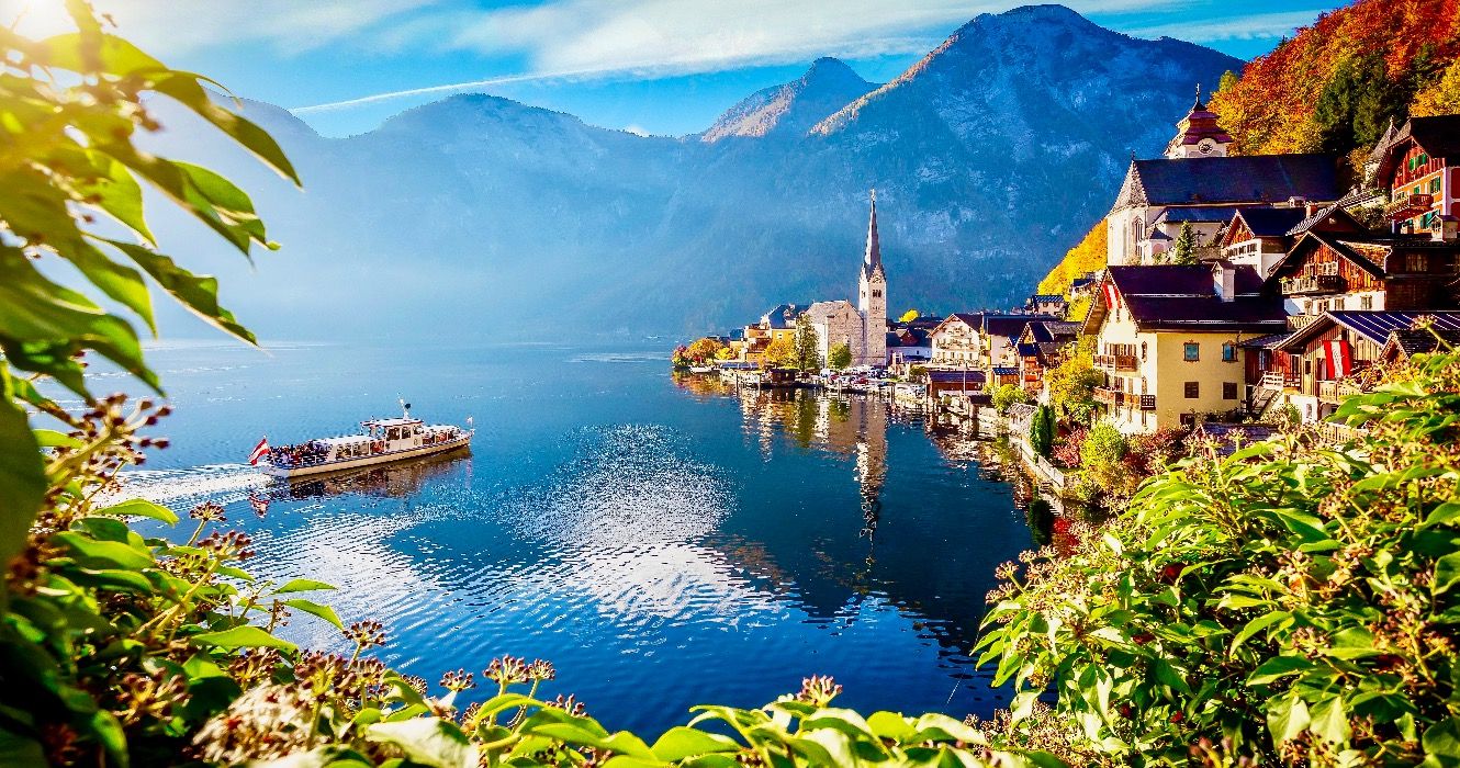 Jezioro Hallstatter i łódź w austriackich Alpach