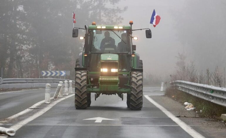 Francuscy rolnicy protestują przeciwko traktorom, chcąc „oblężyć” Paryż.  Aktywiści rzucają zupą w „Mona Lisę”