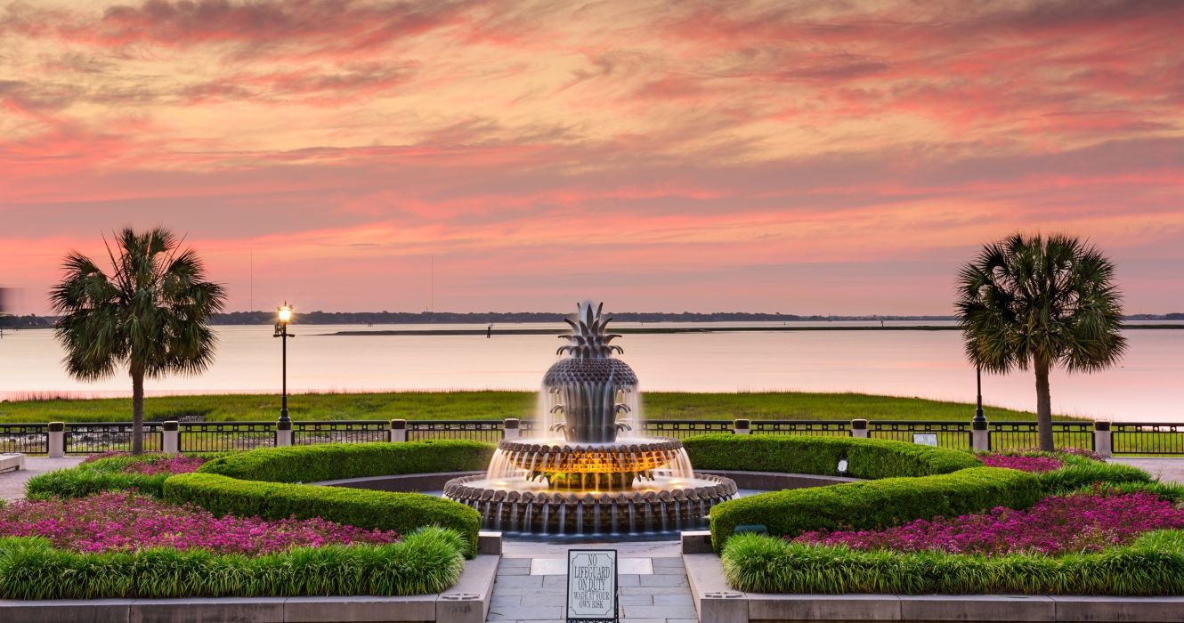 Park przybrzeżny o zachodzie słońca w Charleston w Południowej Karolinie