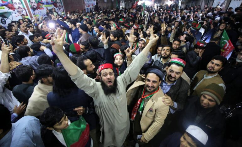 Wybory w Pakistanie na żywo: godzina policyjna na podstawie sekcji 144 w Islamabadzie, gdy PTI Imrana Khana przejmuje prowadzenie