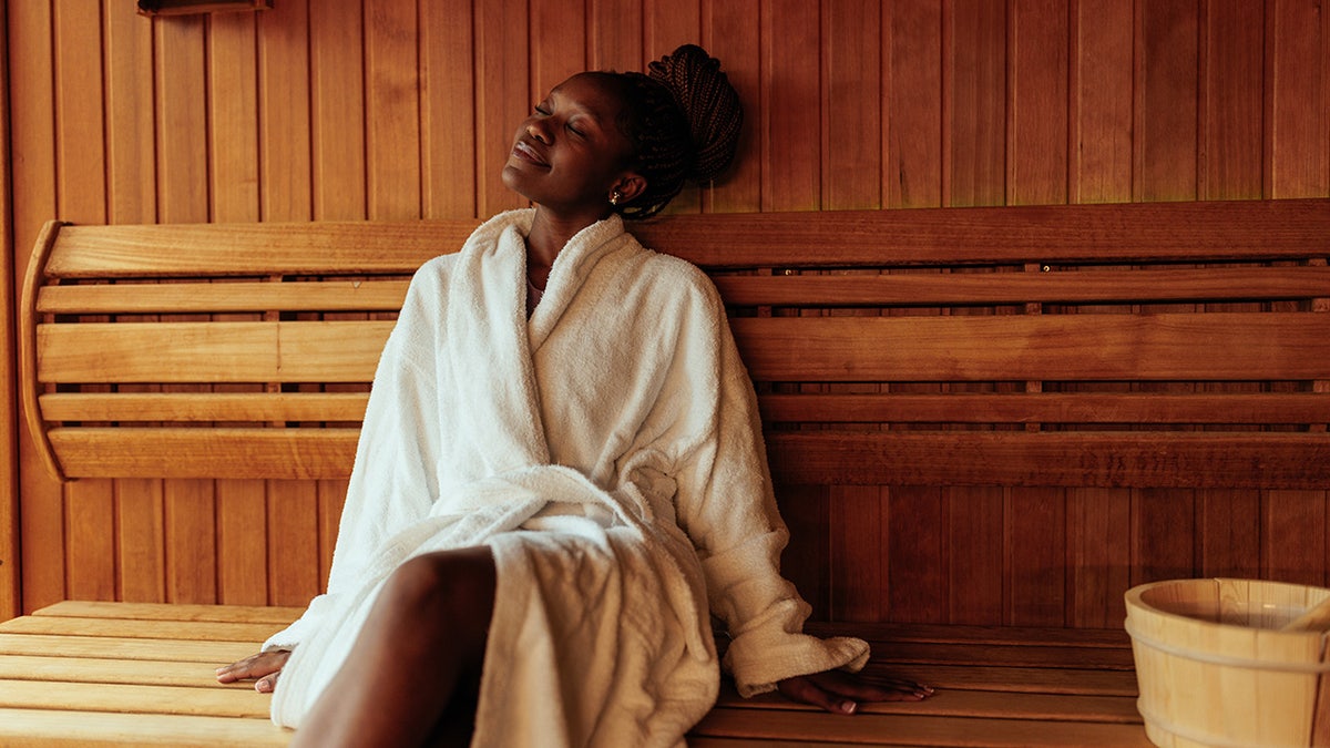 kobieta siedzi w saunie