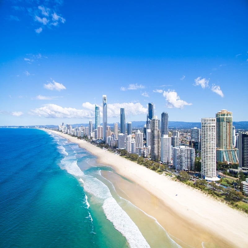 Widok z lotu ptaka na panoramę Surfers Paradise w pogodny dzień w Queensland w Australii