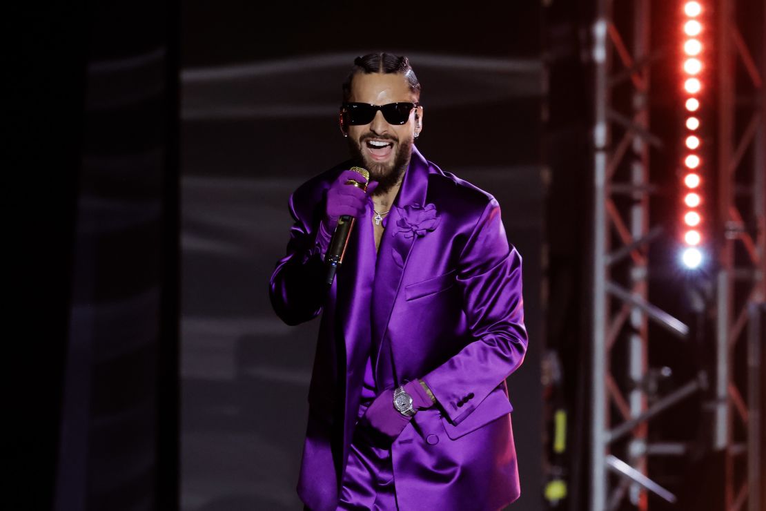 SEWILLA, HISZPANIA – 16 LISTOPADA: Maluma występuje na scenie podczas 24. dorocznej ceremonii rozdania nagród Latin Grammy 16 listopada 2023 r. w Sewilli, Hiszpania.  (Zdjęcie: Kevin Winter/Getty Images dla Latin Recording Academy)