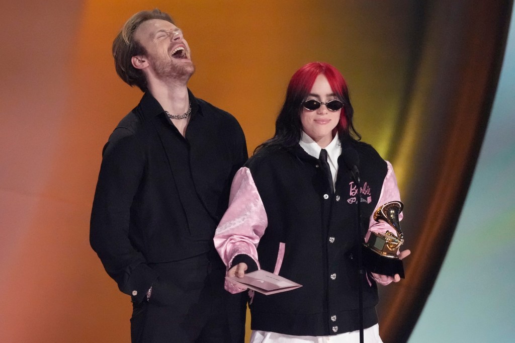 Finneas i Billie Eilish odbierają nagrodę za piosenkę roku 