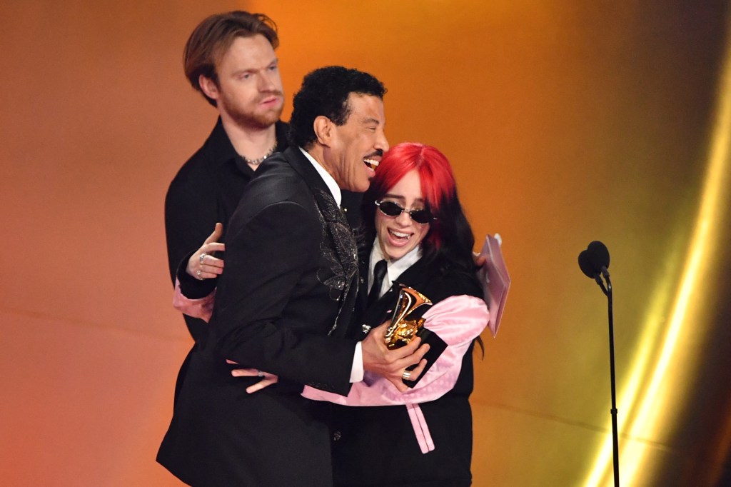 Billie Eilish i Finneas O'Connell odbierają nagrodę Song Of The Year za "Do czego zostałem stworzony?" od Lionela Ritchiego.