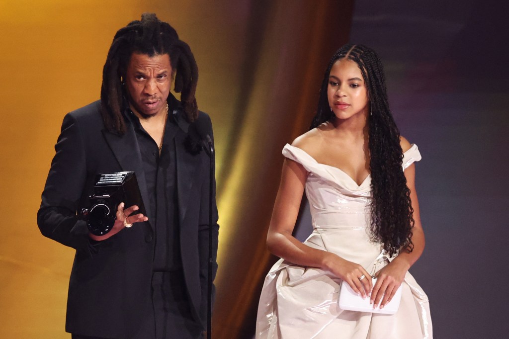 Jay Z odbiera nagrodę Dr. Dre Global Impact Award na oczach swojej córki Blue Ivy Carter.
