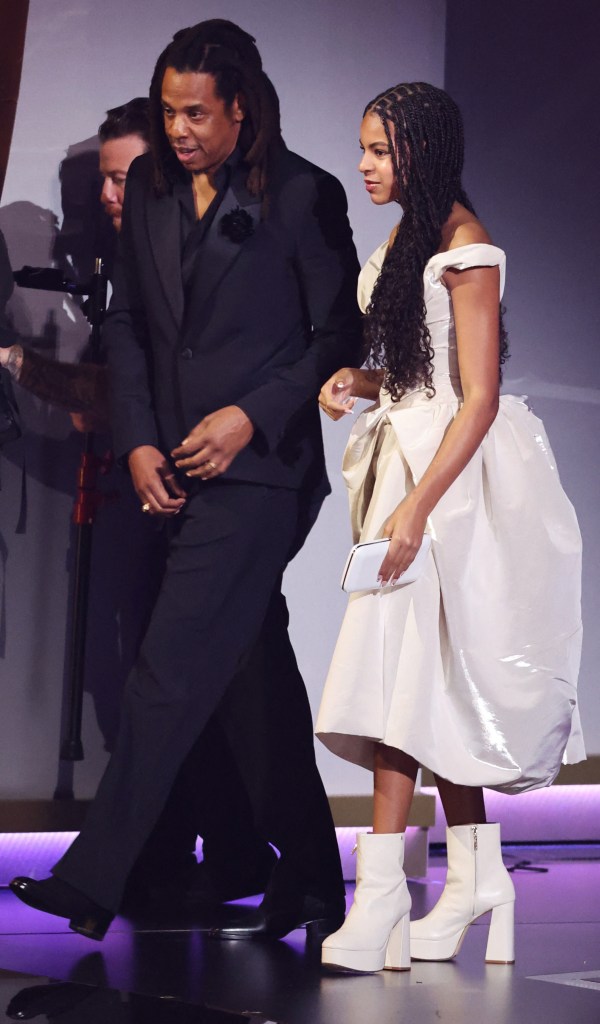 Jay Z z Blue Ivy Carter na scenie podczas 66. dorocznej ceremonii rozdania nagród Grammy, przyjmując nagrodę Dr. Dre Global Impact Award.