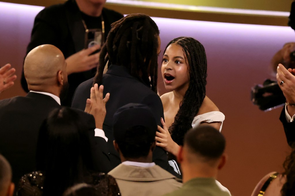 Jay-Z ściska Blue Ivy Carter po zdobyciu nagrody Global Impact Award.