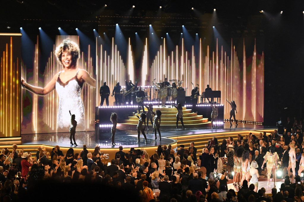 Fantasia Barrino występuje na scenie podczas 66. ceremonii rozdania nagród GRAMMY.
