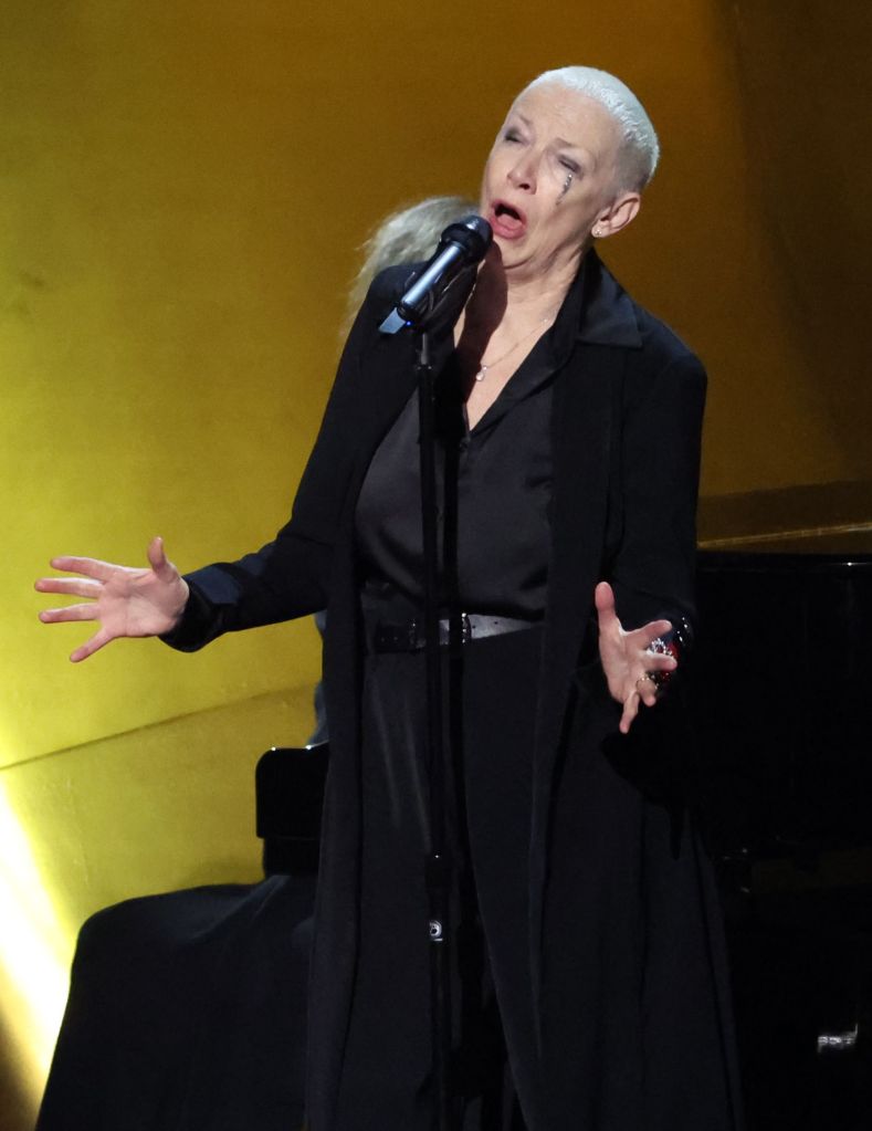 Annie Lennox występuje na scenie podczas 66. ceremonii rozdania nagród GRAMMY.