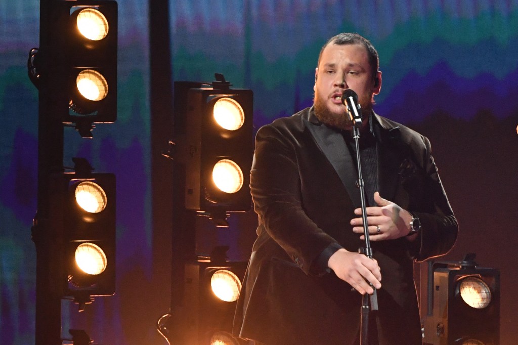 Luke Combs występuje na scenie podczas 66. dorocznej ceremonii rozdania nagród Grammy.