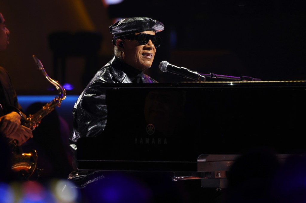 Stevie Wonder występujący na scenie, grający na pianinie.
