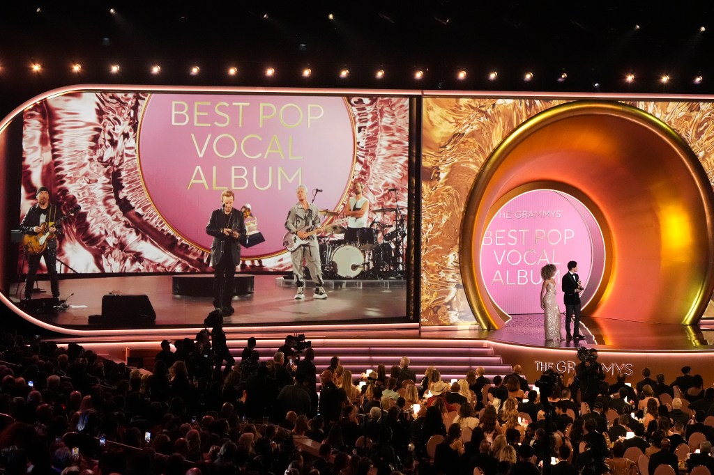 U2 wręcza zdalnie na scenie nagrodę dla najlepszego popowego albumu wokalnego podczas 66. dorocznej ceremonii rozdania nagród Grammy.  Zdjęcie: Chris Pizzello.
